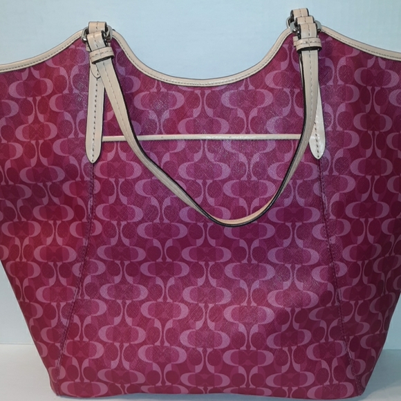 Sold COACH peyton XL Signature Dream C Tote - Picture 3 of 8